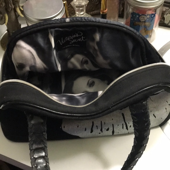 VICTORIAS REVERSIBLE MAKEUP/CLOTHING BAG - Picture 6 of 8